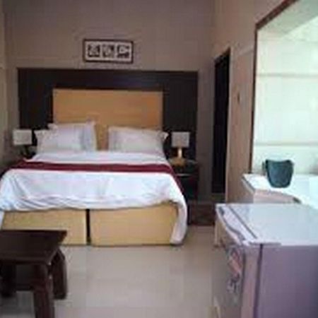 Room In Lodge - Hampton Towers Spa Asaba Zewnętrze zdjęcie