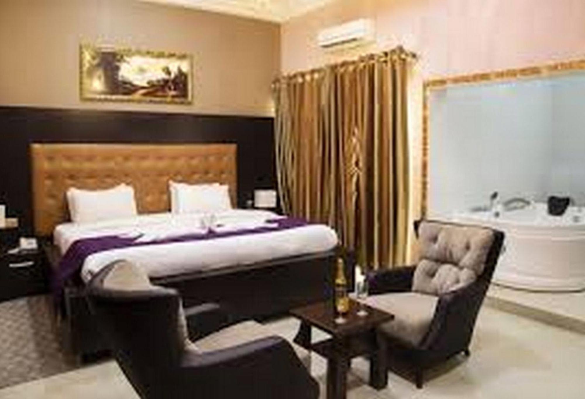 Room In Lodge - Hampton Towers Spa Asaba Zewnętrze zdjęcie