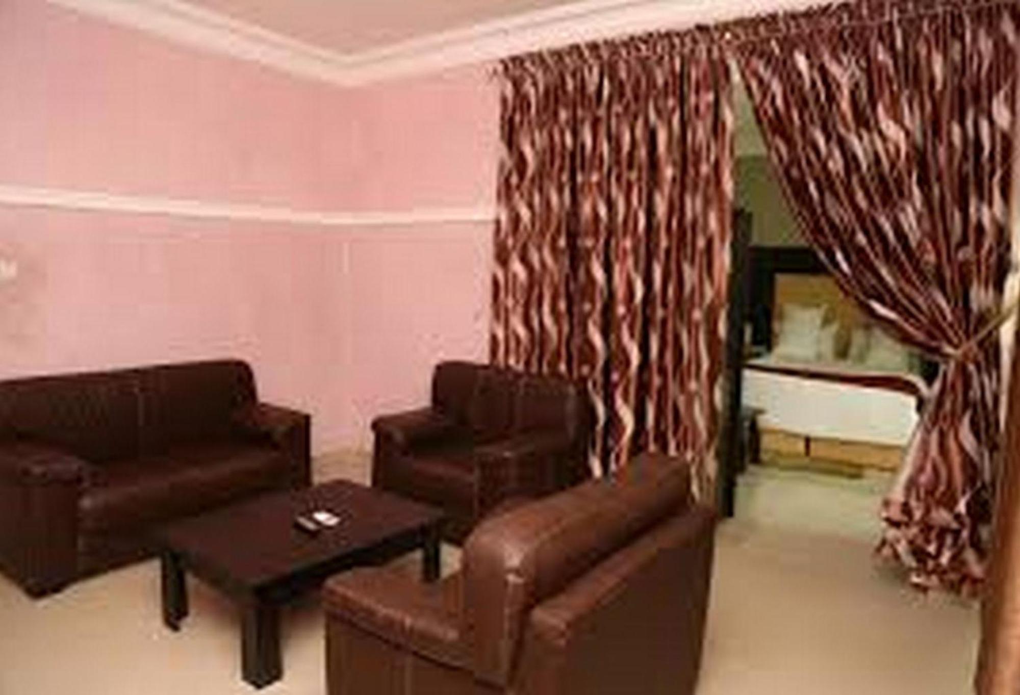 Room In Lodge - Hampton Towers Spa Asaba Zewnętrze zdjęcie