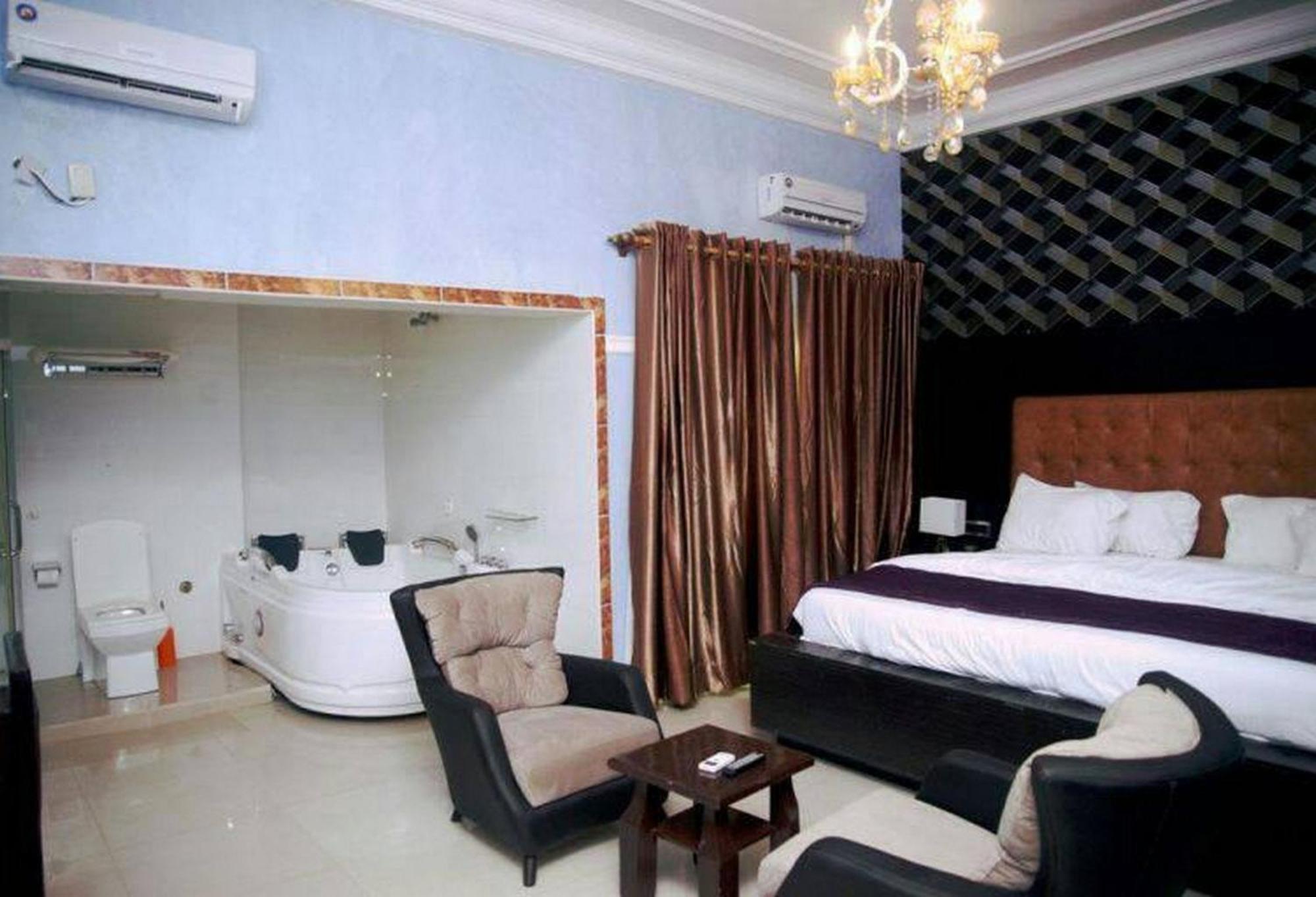 Room In Lodge - Hampton Towers Spa Asaba Zewnętrze zdjęcie